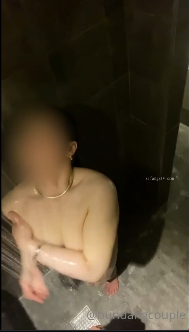 长相很纯的漂亮妹子直播 好像刚结婚(上)